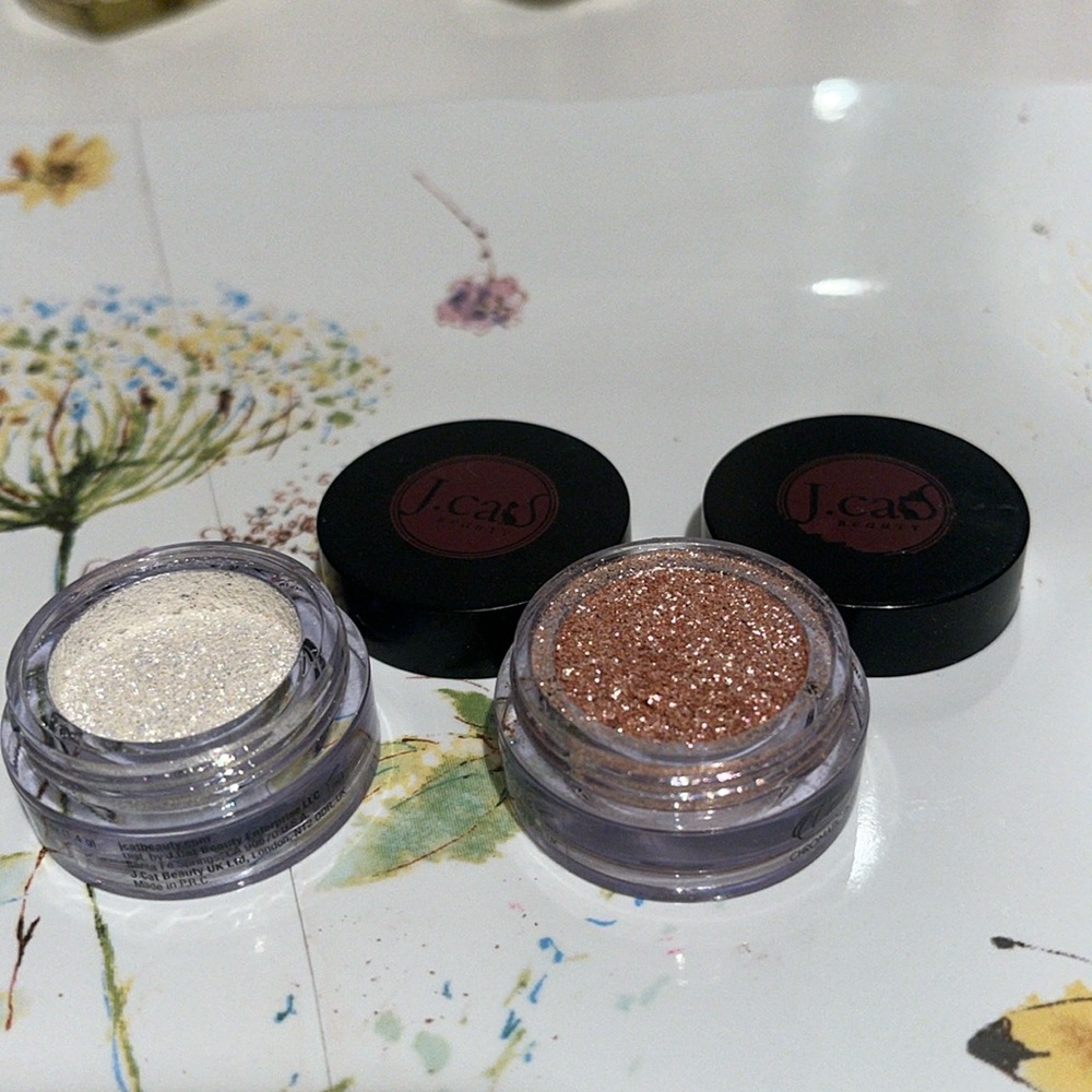 J Cat Vanity Goddess Chromatic Pigment Duo in Divinity & Venus De Milo firm